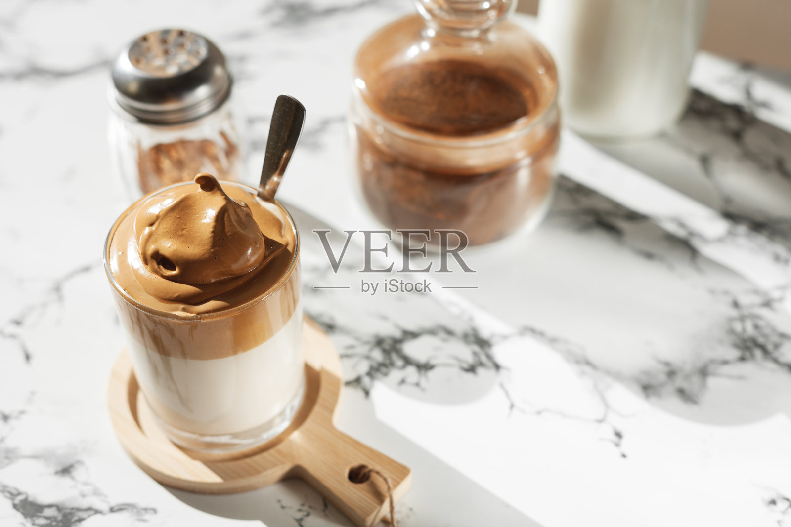 阳光下的达尔贡咖啡，大理石背景照片摄影图片