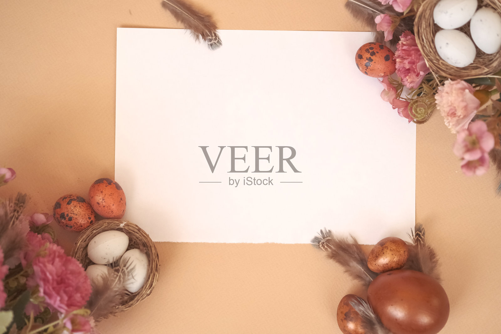 顶视图复活节背景。复活节彩蛋上也画了美丽的花。纹理与装饰和复制空间。照片摄影图片