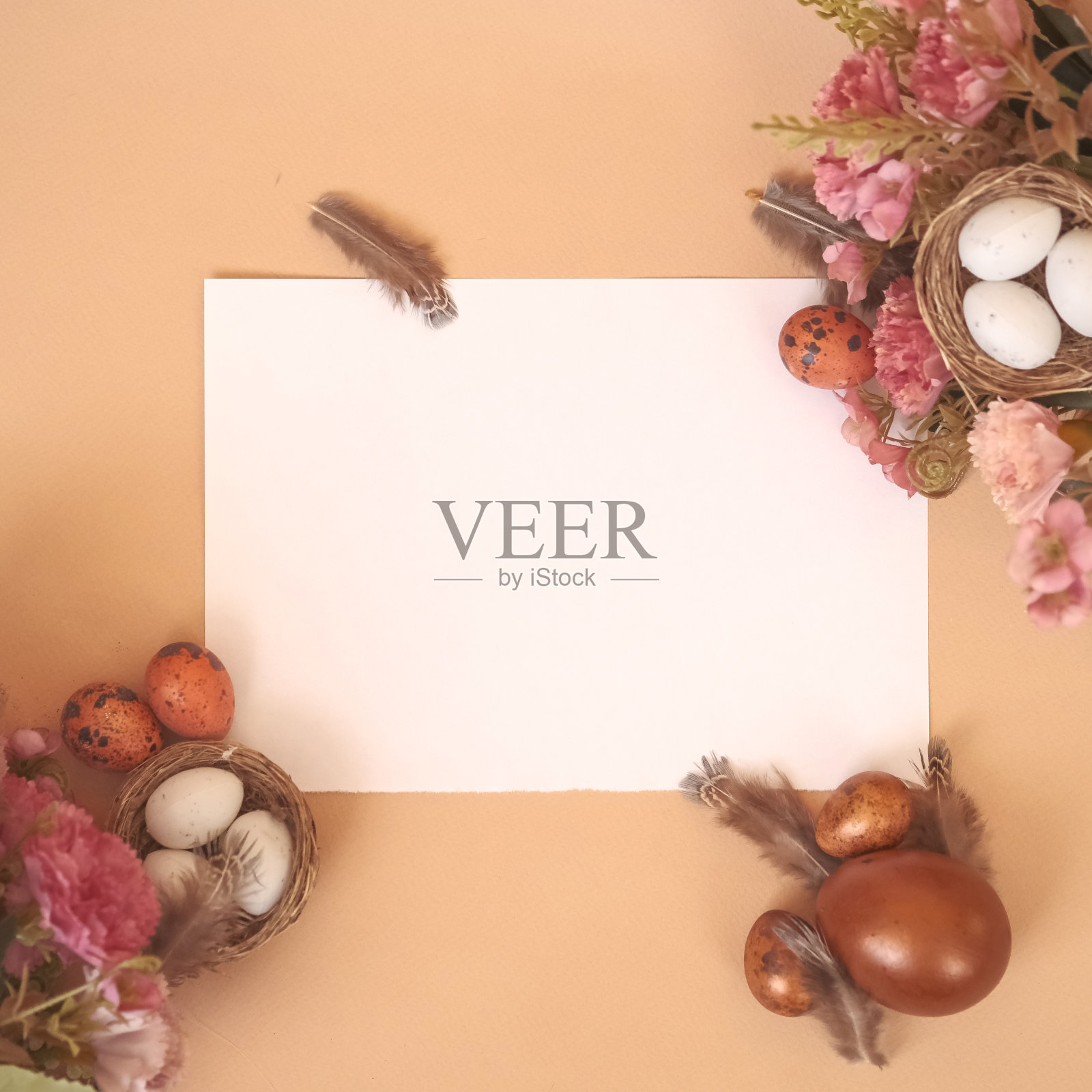 顶视图复活节背景。复活节彩蛋上也画了美丽的花。纹理与装饰和复制空间。照片摄影图片