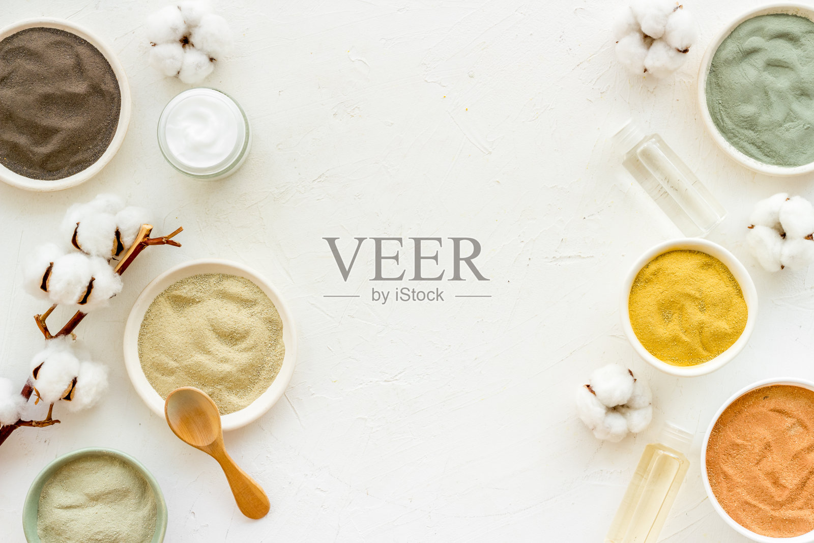 化妆粘土-黄色，红色，白色，蓝色和黑色干粉-自上而下平坦铺设空间的文字照片摄影图片