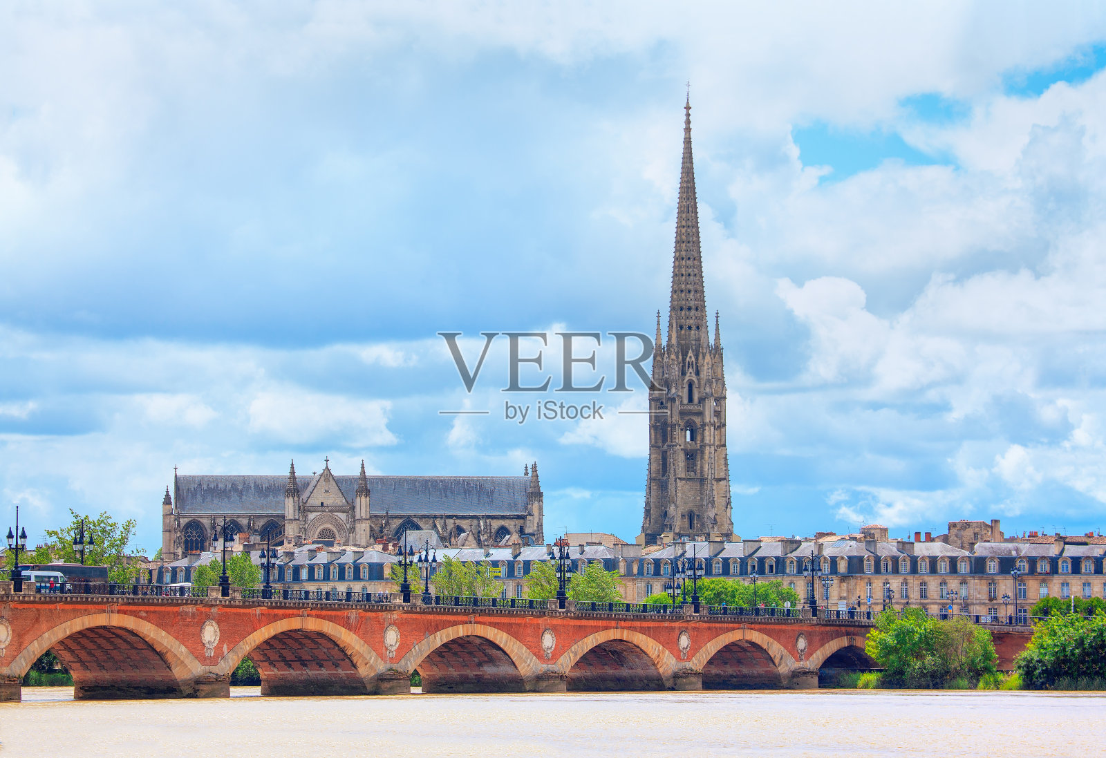 波尔多著名的皮埃尔桥照片摄影图片