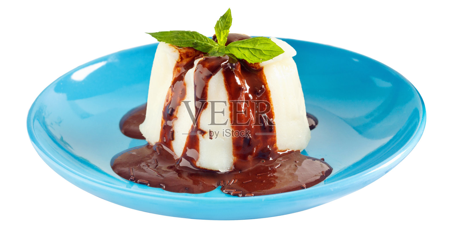 奶油布丁，巧克力酱和薄荷照片摄影图片