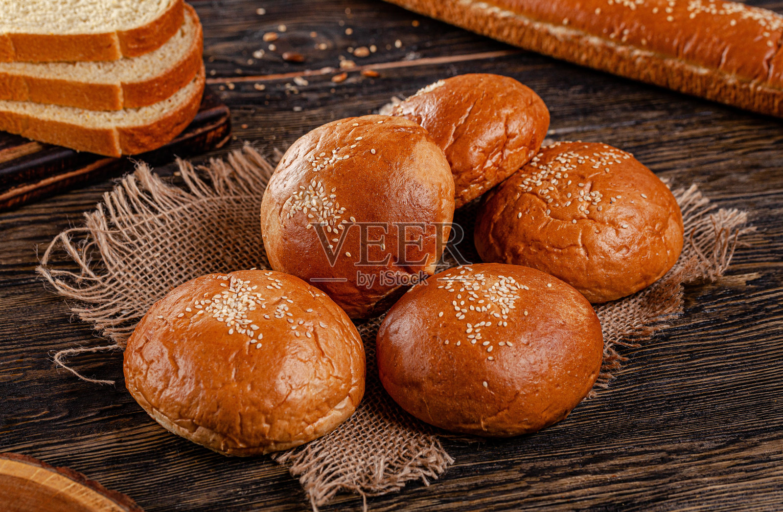 加泰罗尼亚射击用的什锦面包。长面包，圆面包，长面包，辫子，形。木头背景上的面包。照片摄影图片