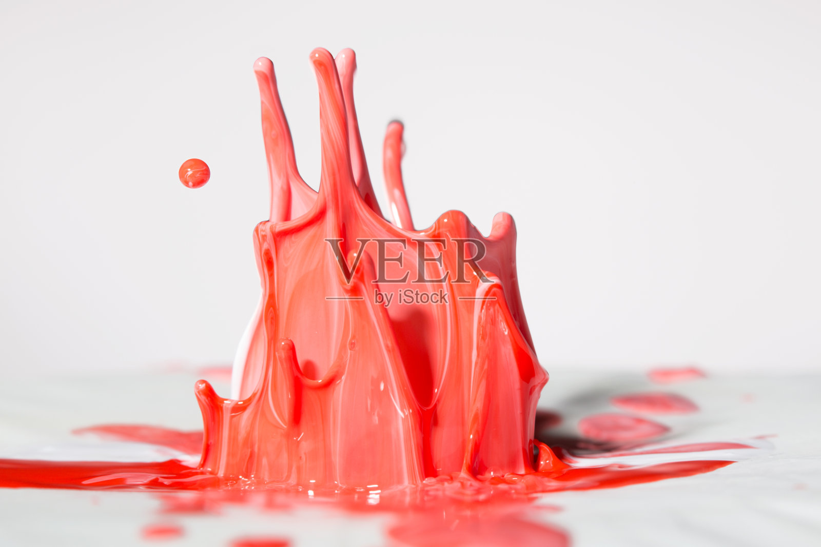 有趣的闪亮的漩涡油漆飞溅在白色的背景照片摄影图片