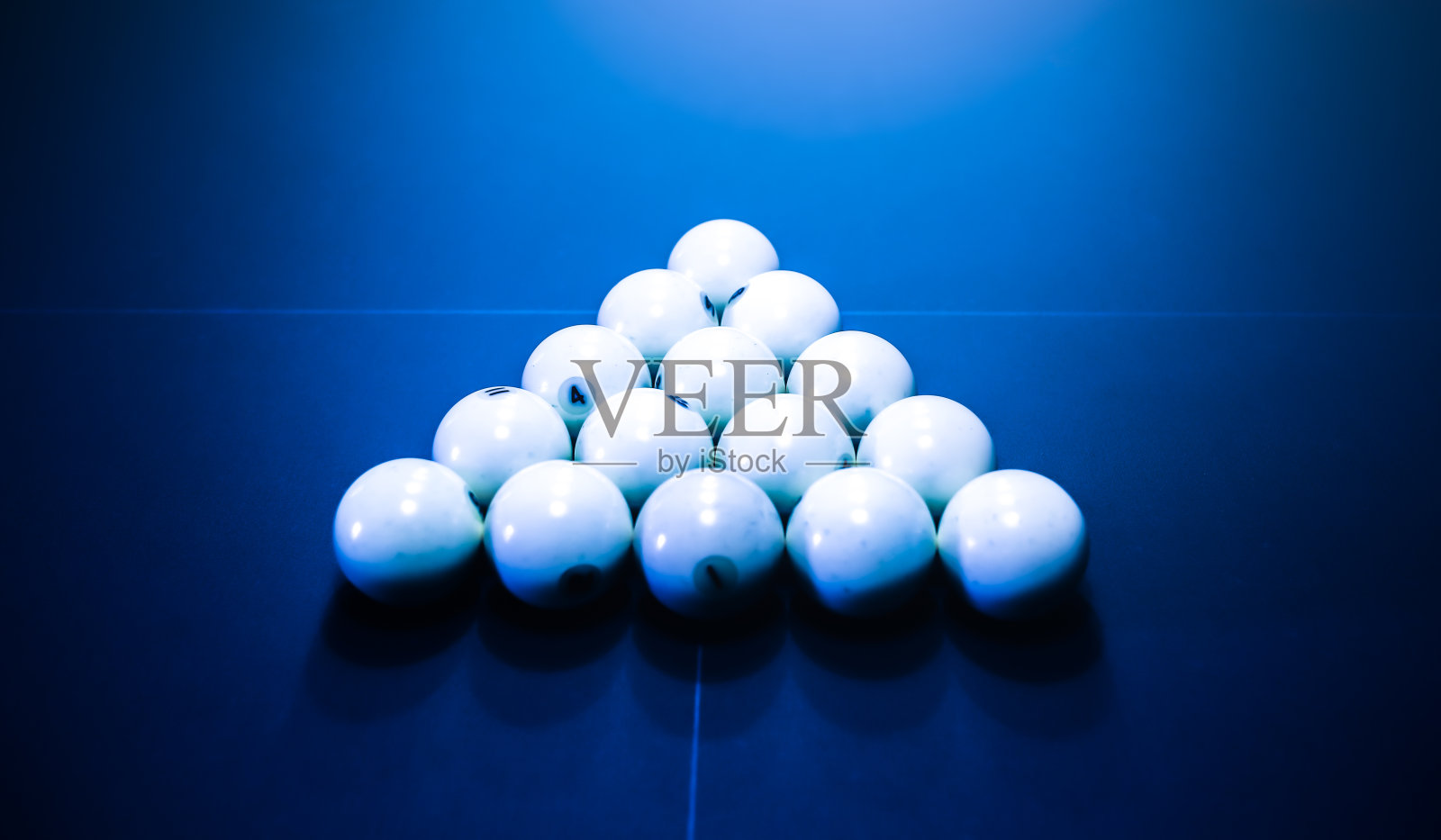 上面有一个三角形白色主球的台球桌。运动和室内游戏的自由时间概念。照片摄影图片