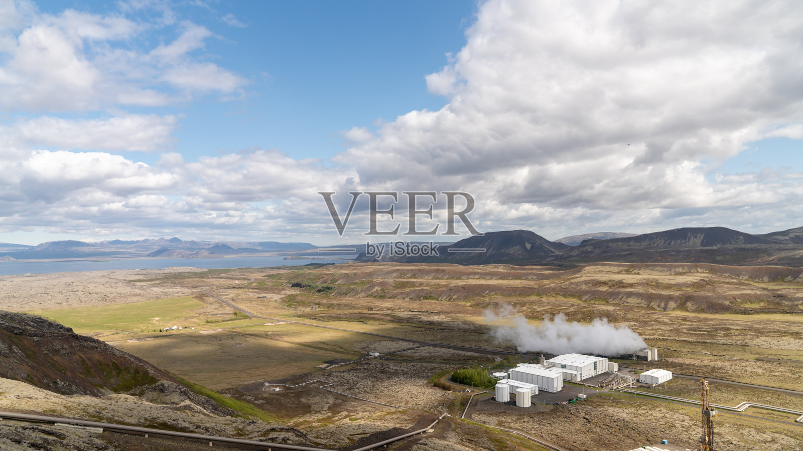 冰岛Hverir Myvatn地热区，有沸腾的泥塘和冒蒸汽的喷气孔照片摄影图片