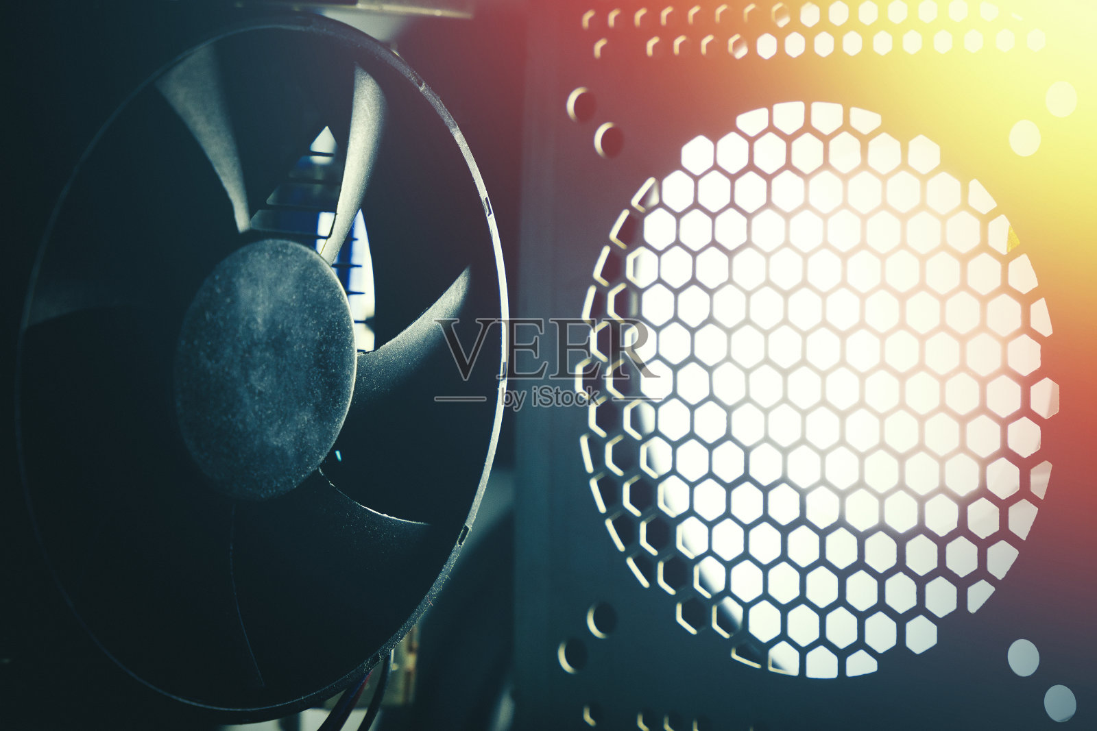 一种PC机的冷却系统。中央处理风扇或主板冷却器pc系统单元上的CPU。镜头眩光和色调的照片照片摄影图片