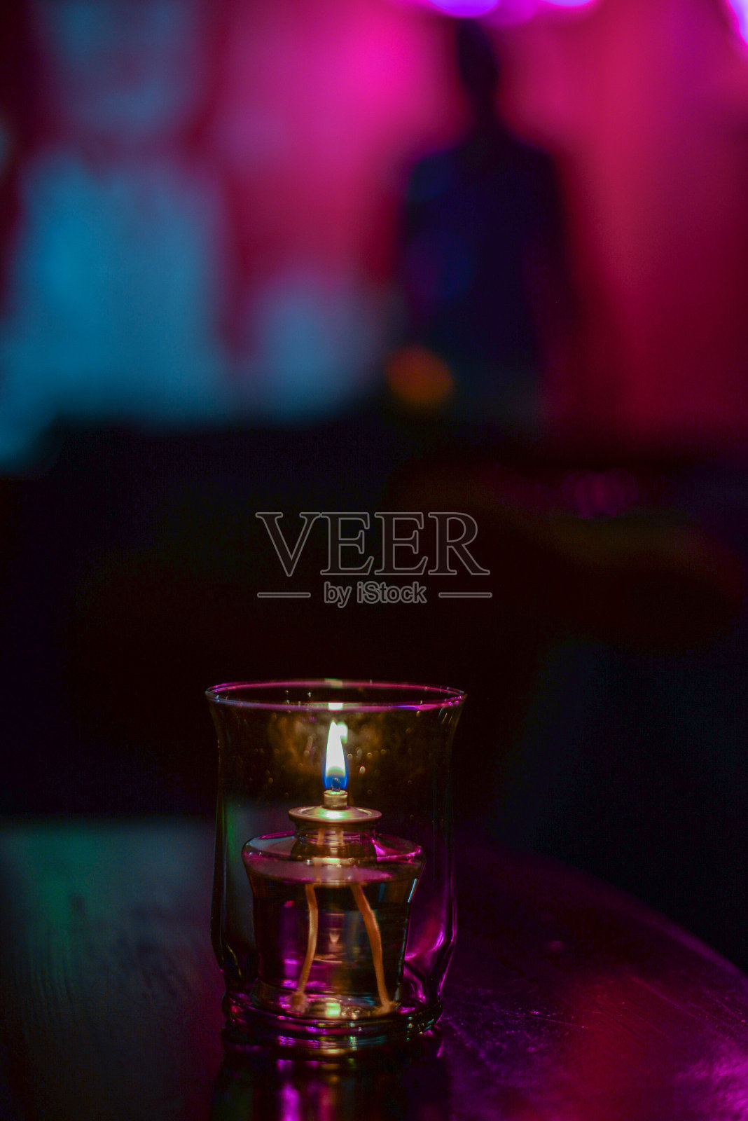 黑暗的夜店里亮着灯照片摄影图片