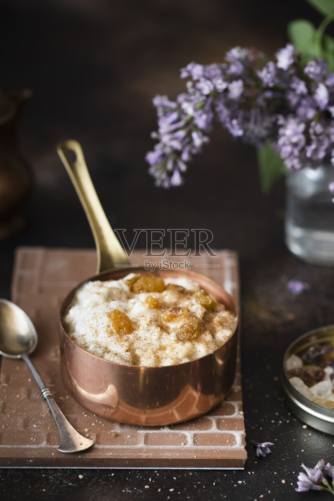 加葡萄干和肉桂的燕麦粥。早餐燕麦片。古典风格的摄影照片摄影图片