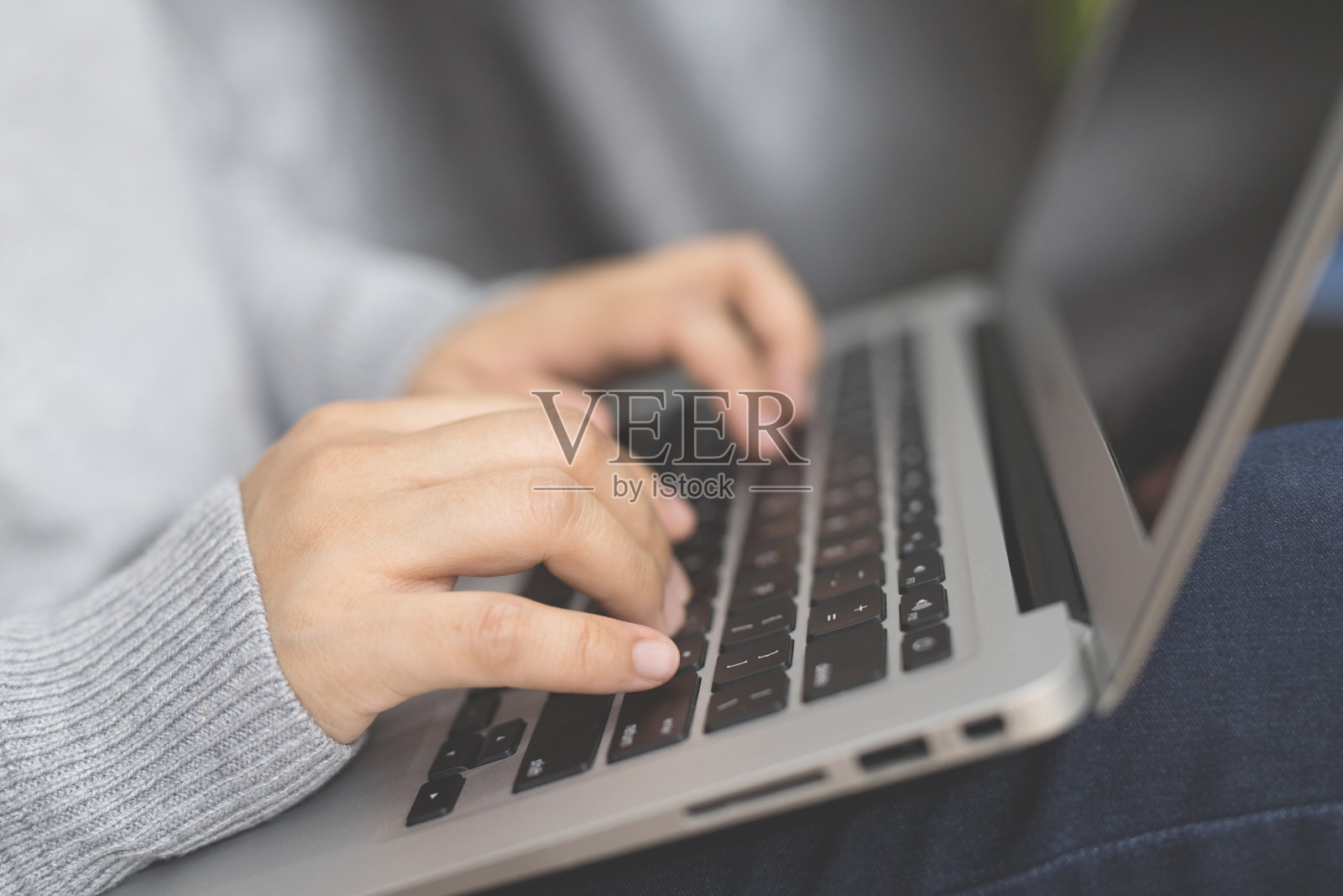 电脑，坐在家里工作照片摄影图片