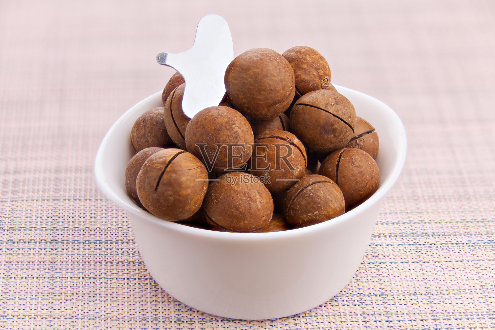 美味的澳洲坚果在盘子上木制的背景照片摄影图片