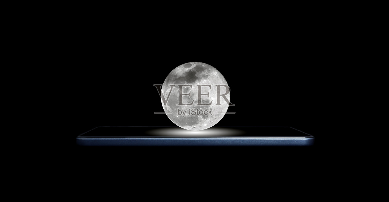 这是现代智能手机的创意3D照片，上面挂着一轮满月，孤立在黑色背景中。现代手机上挂着满月。照片摄影图片