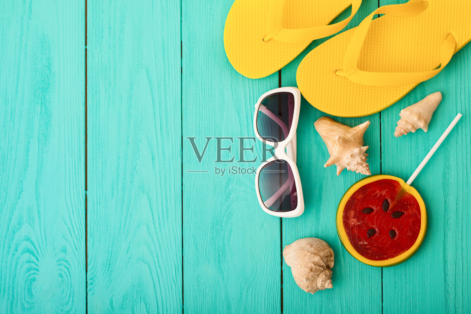 人字拖。海贝壳蓝色木质背景上的夏季配件。前视图。模拟。本空间照片摄影图片