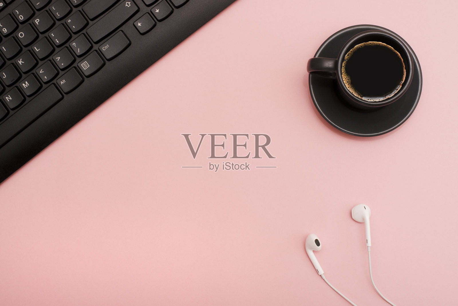 网上工作的概念。粉红色的桌面。自由职业者。平的。照片摄影图片