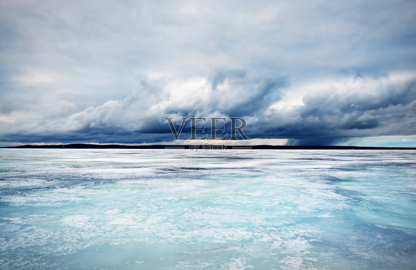 日落时冻结的奥尼加湖。戏剧性的傍晚天空和五颜六色的云。惊人的cloudscape。卡累利阿共和国、俄罗斯照片摄影图片