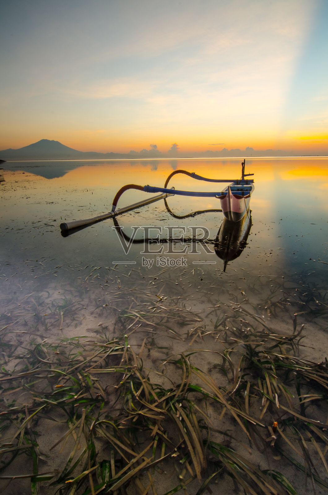 印度尼西亚，东盟，巴厘岛，Sanur海滩上的传统巴厘岛jukung渔船照片摄影图片