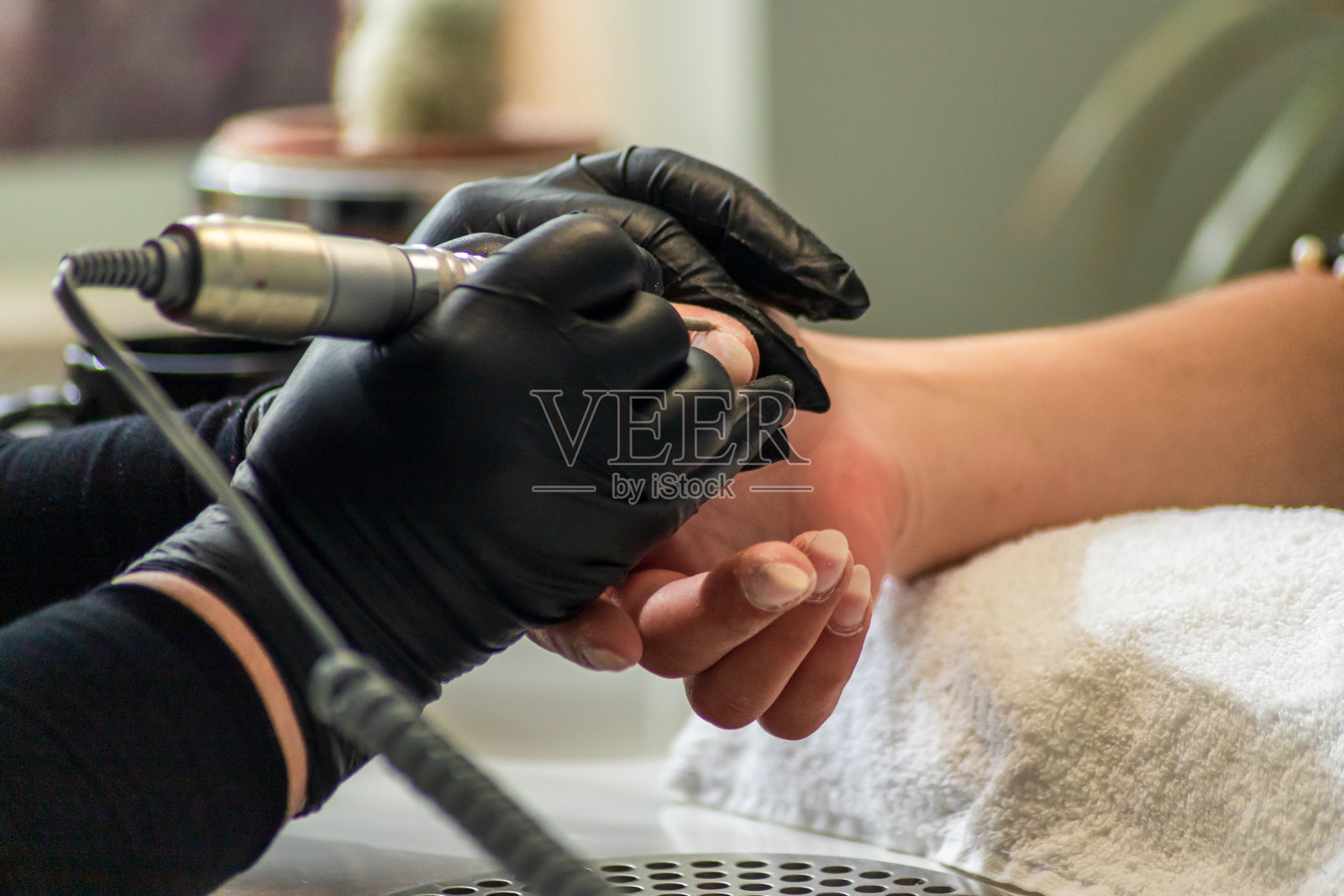 美甲师在工作照片摄影图片