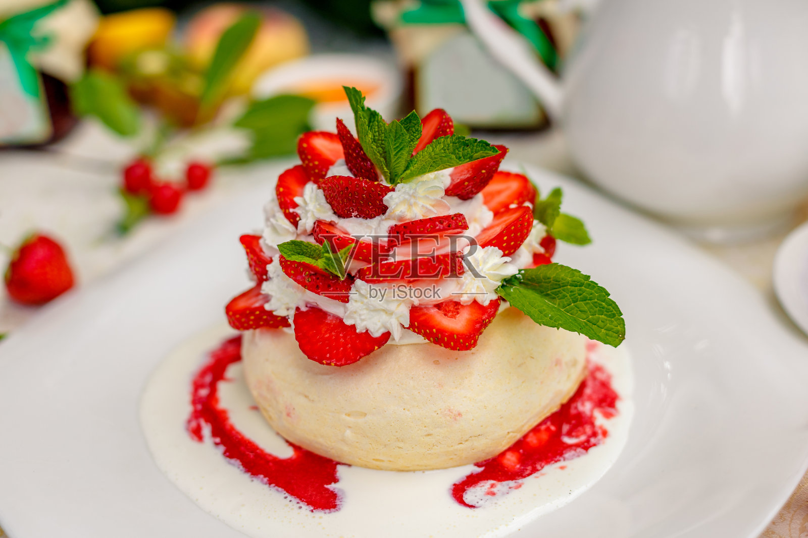 甜点“巴芙洛娃”——奥地利空中蛋糕——从脆弱的云朵中飘散出来照片摄影图片