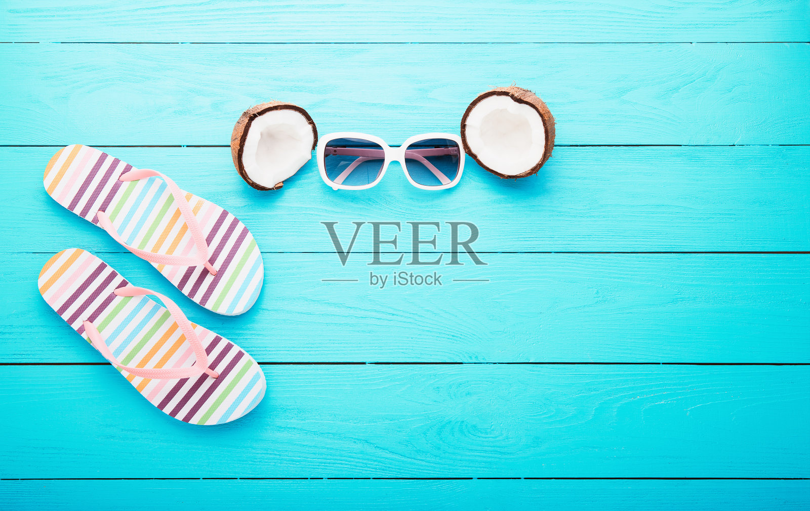 夏季的背景模型。蓝色木质背景上的夏季配饰。俯视图和复制空间照片摄影图片