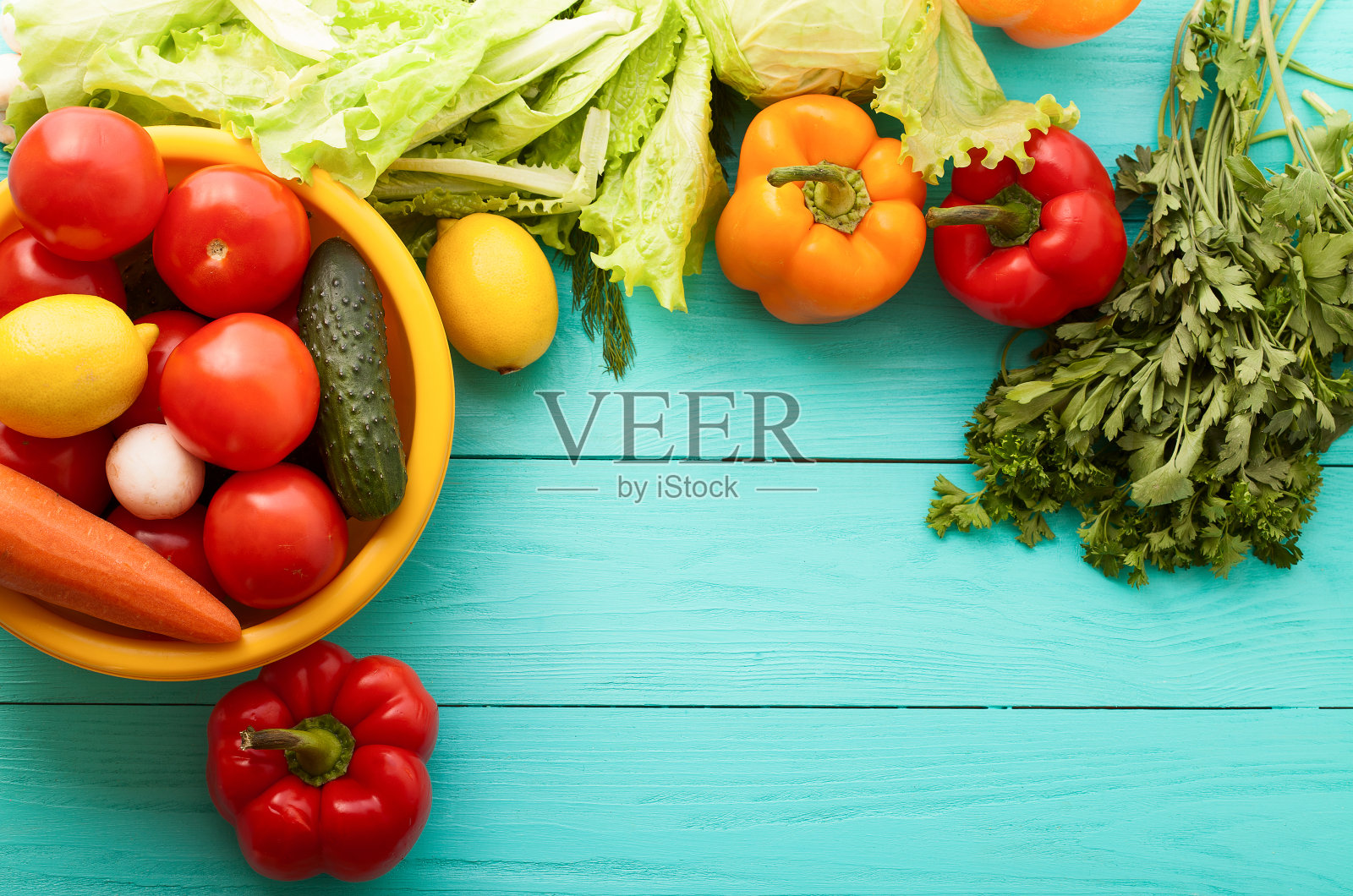 大型蔬菜与复制空间在蓝色木制桌子上。俯视图和选择焦点照片摄影图片