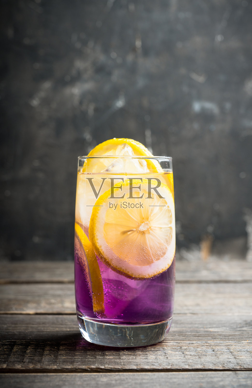 以杜松子酒为基础的五彩鸡尾酒，以柠檬和薰衣草利口酒为背景照片摄影图片