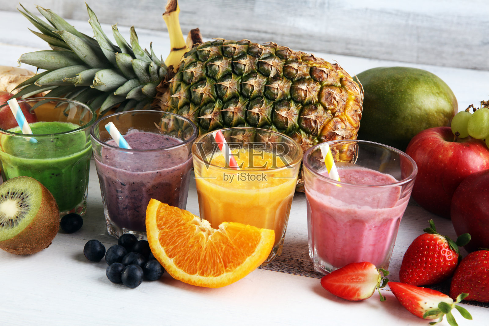 各种各样的水果冰沙在玻璃杯。新鲜有机冰沙成分。冰沙健康或排毒减肥食品照片摄影图片