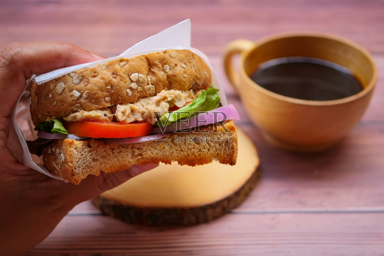 自制金枪鱼三明治配西红柿和生菜照片摄影图片