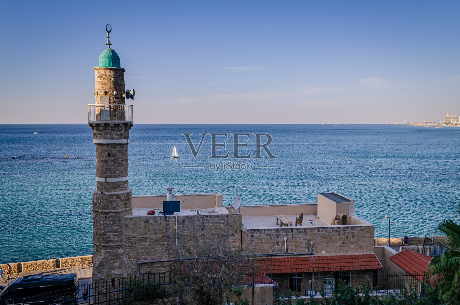 阳光下的Al Bahr清真寺和背景中的帆船照片摄影图片