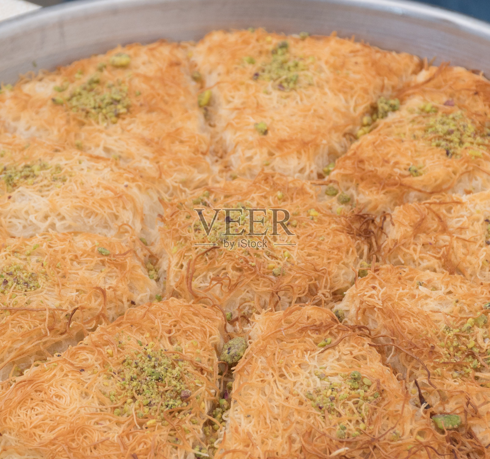 Künefe，香甜可口的东方奶酪糕点，土耳其特有的传统甜点。照片摄影图片