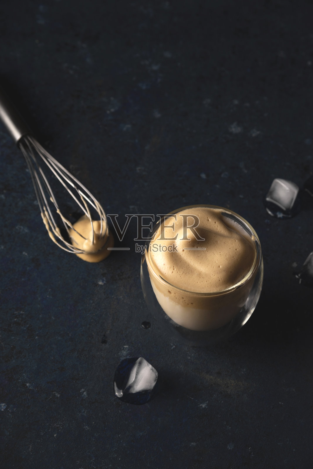 达尔戈纳咖啡在家里在咖啡馆提供美丽的饮料。照片摄影图片