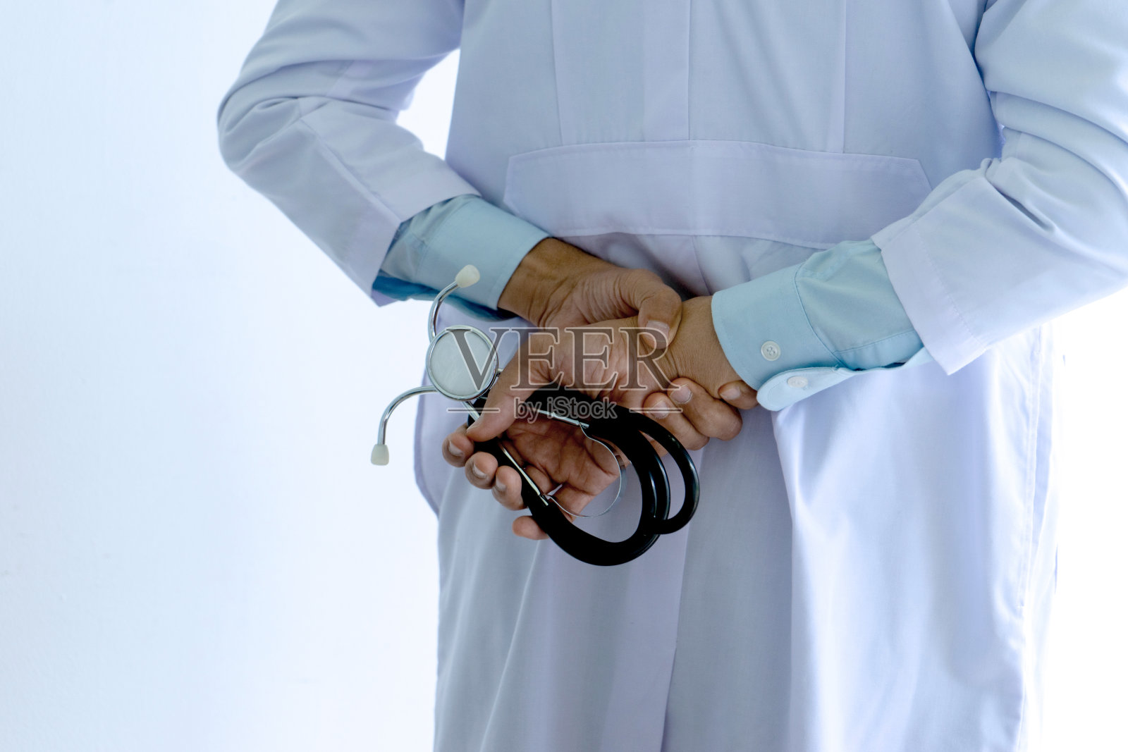 一个医生的背部手持听诊器照片摄影图片