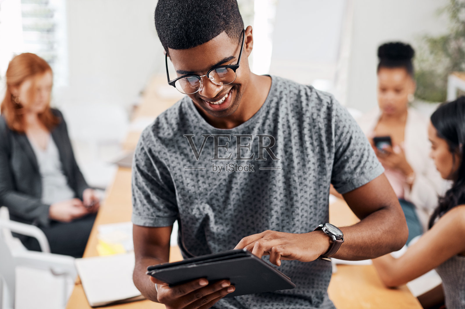 在网上找到他想要的东西照片摄影图片