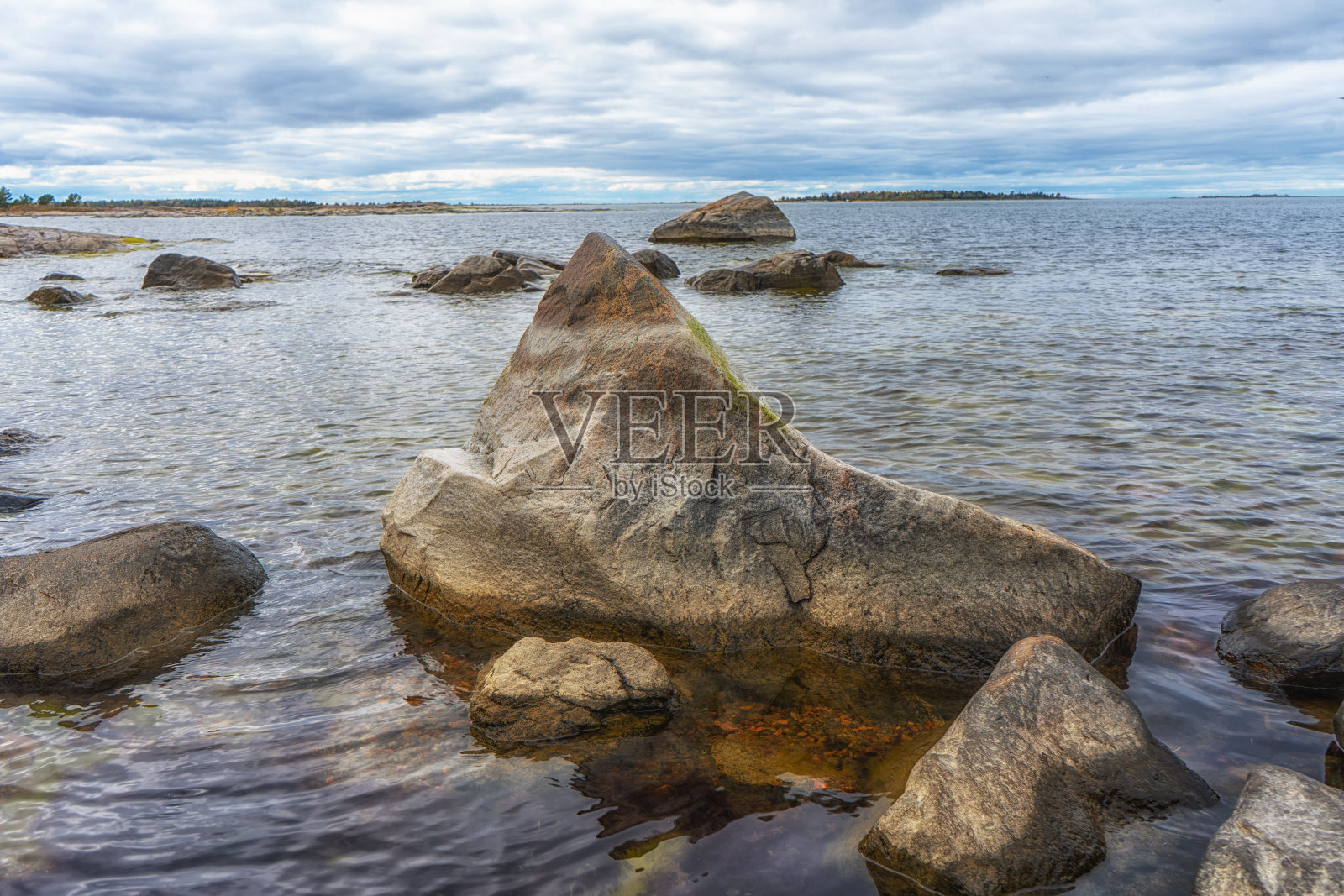 波罗的海的岩岸(奥斯特戎)。斯堪的纳维亚自然的照片。照片摄影图片