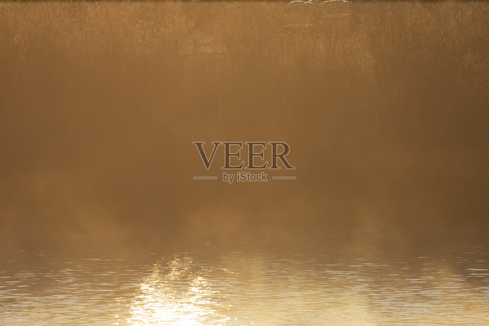 日出时克拉克福克河上的薄雾照片摄影图片