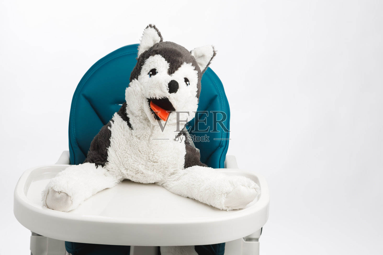 狗玩具高椅子上的婴儿照片摄影图片