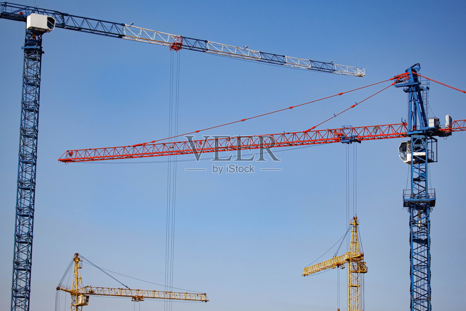 四台大型建筑起重机正在工作照片摄影图片