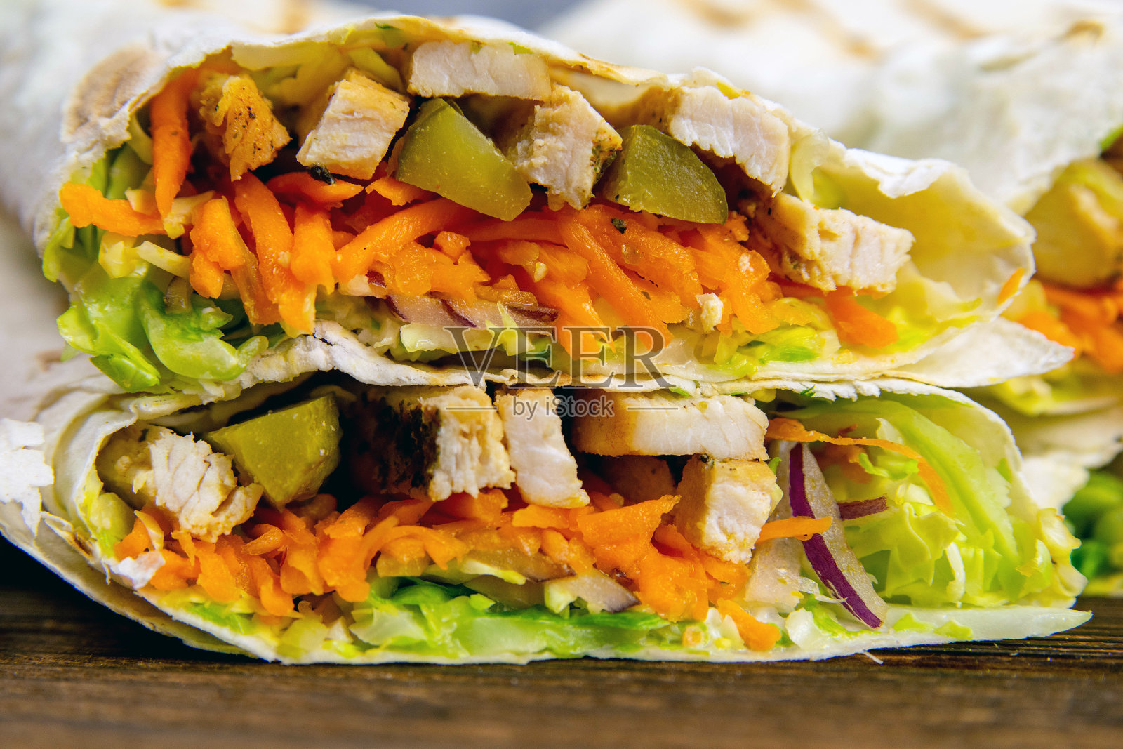 自制沙瓦马，玉米煎饼，鸡肉卷配蔬菜和酱汁。前视图的成分照片摄影图片