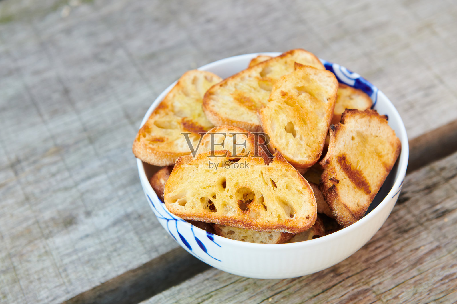 新鲜烤面包片在白色碗木板照片摄影图片