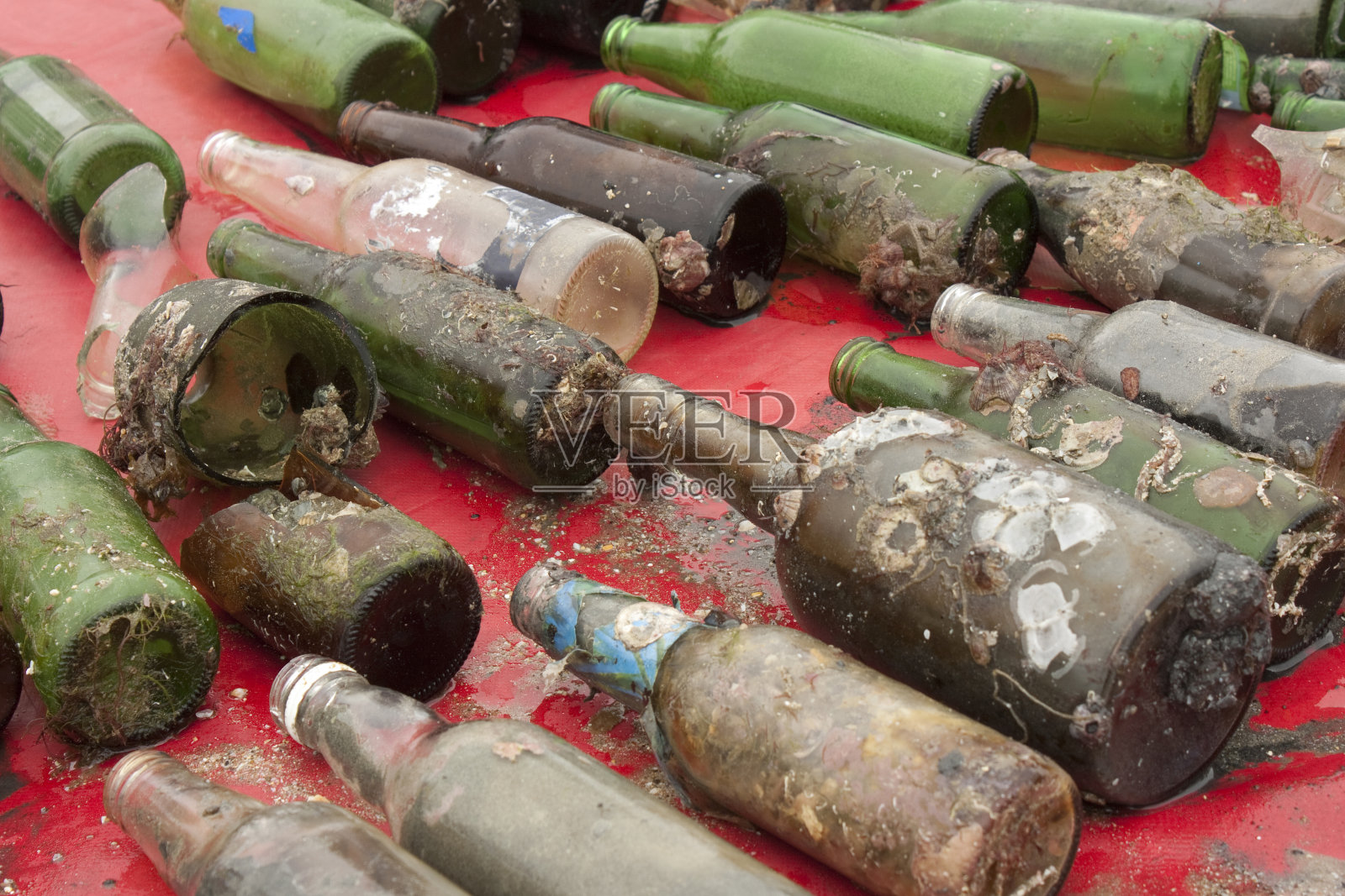 环境污染，垃圾散落在沙滩上照片摄影图片