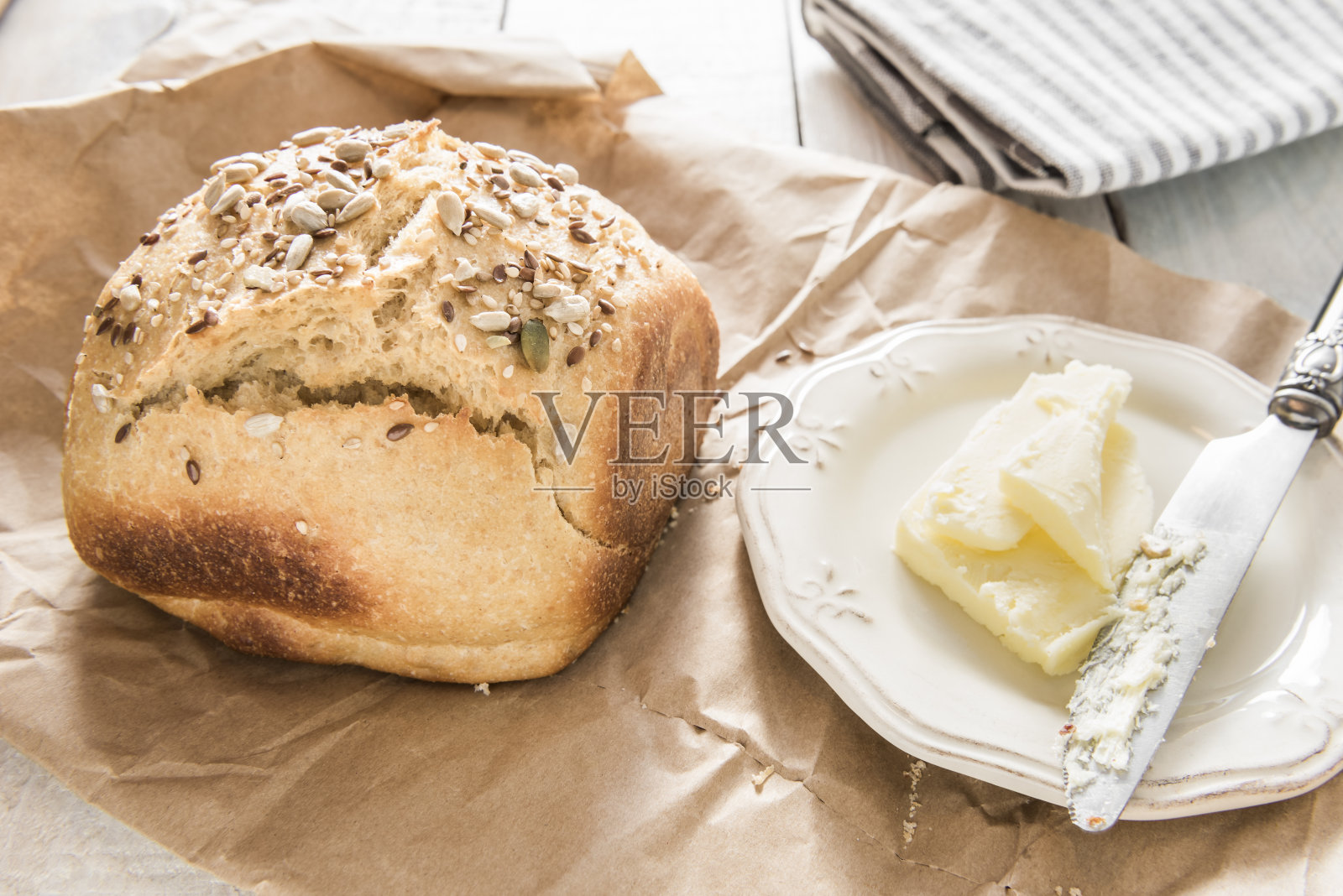 早餐配自制的面包和黄油。照片摄影图片