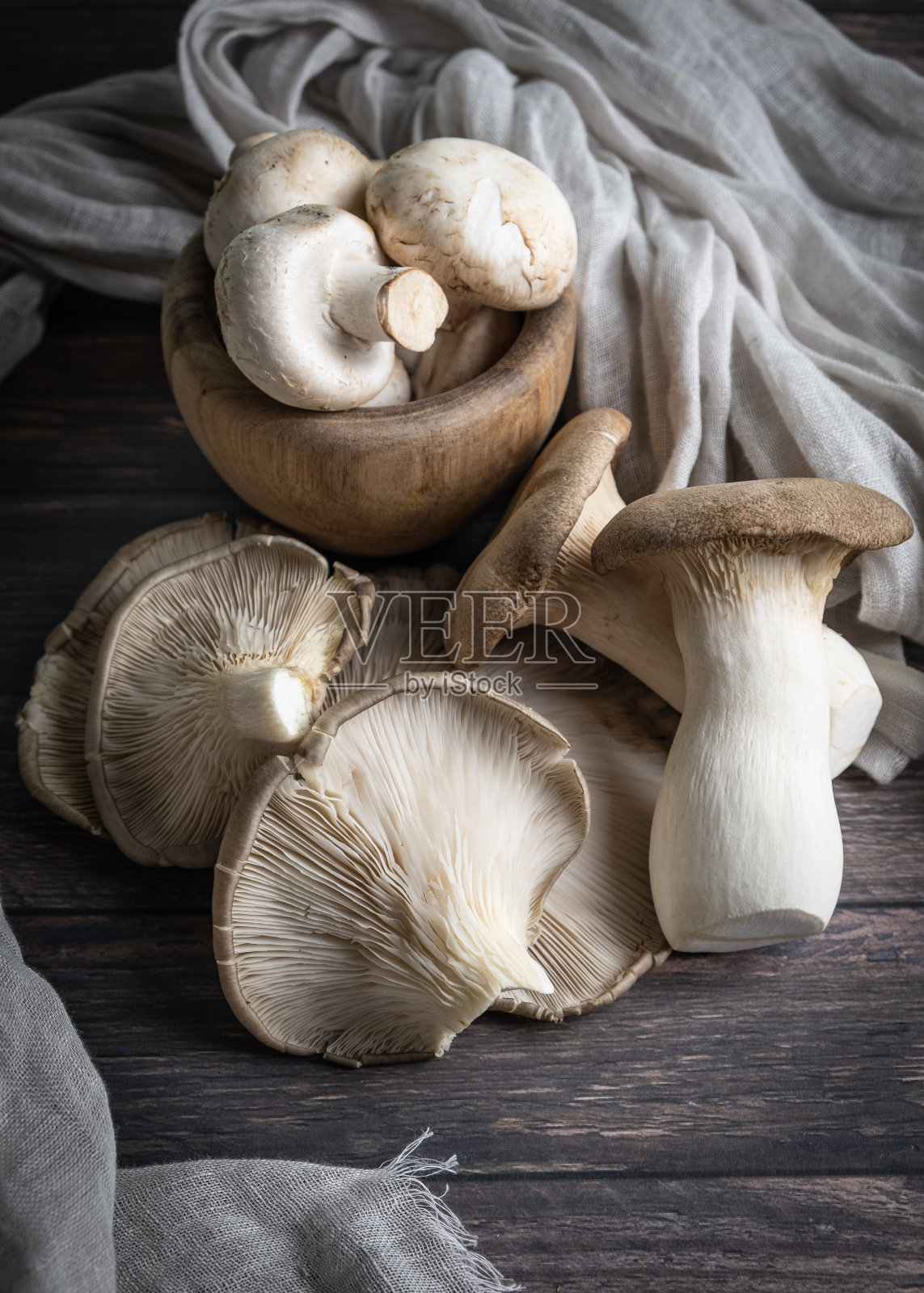 用平菇、杏鲍菇和香菇组成，放在木桌上照片摄影图片