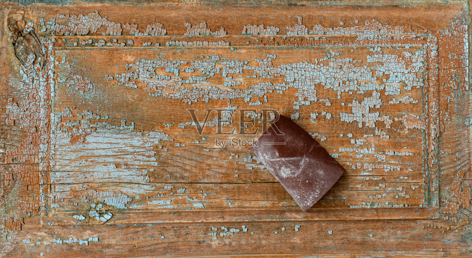 砂纸在旧的蓝色木板上。照片摄影图片