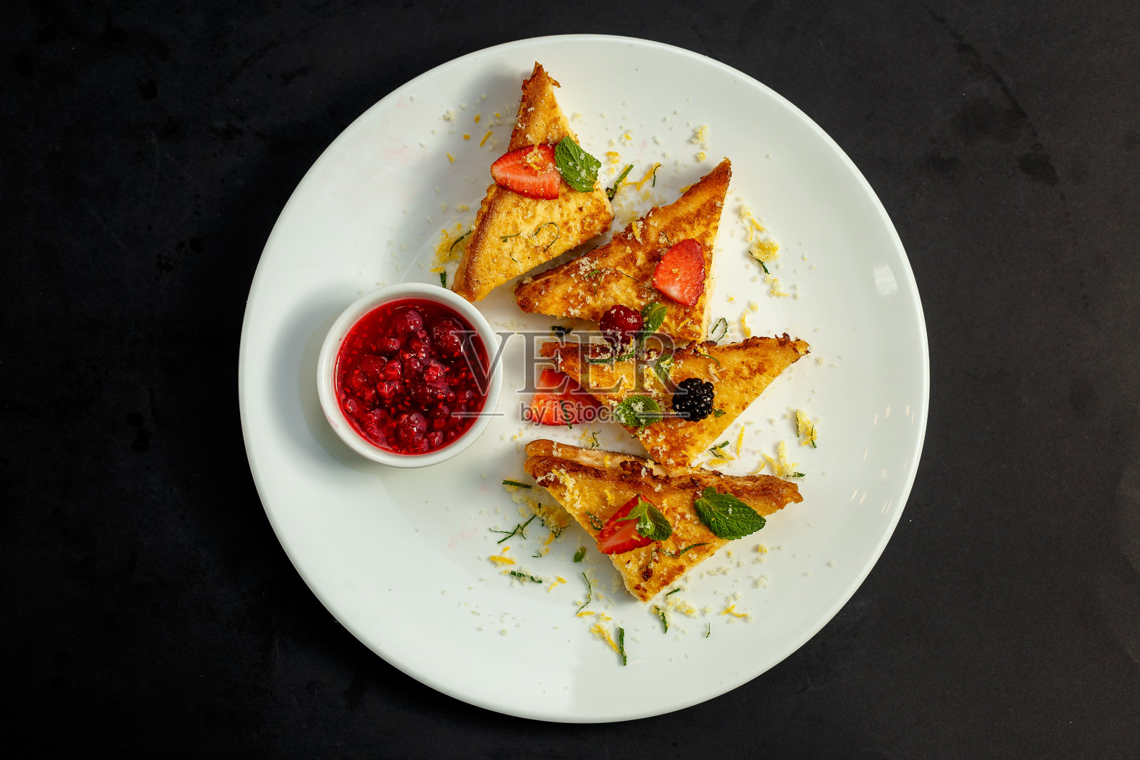 美味的烤面包配奶酪，水果和覆盆子果酱，早餐照片摄影图片