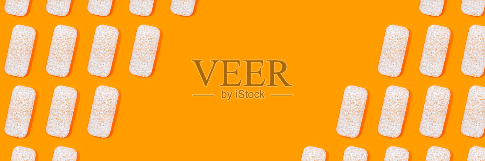 米饼或年糕图案，背景为橙色。照片摄影图片