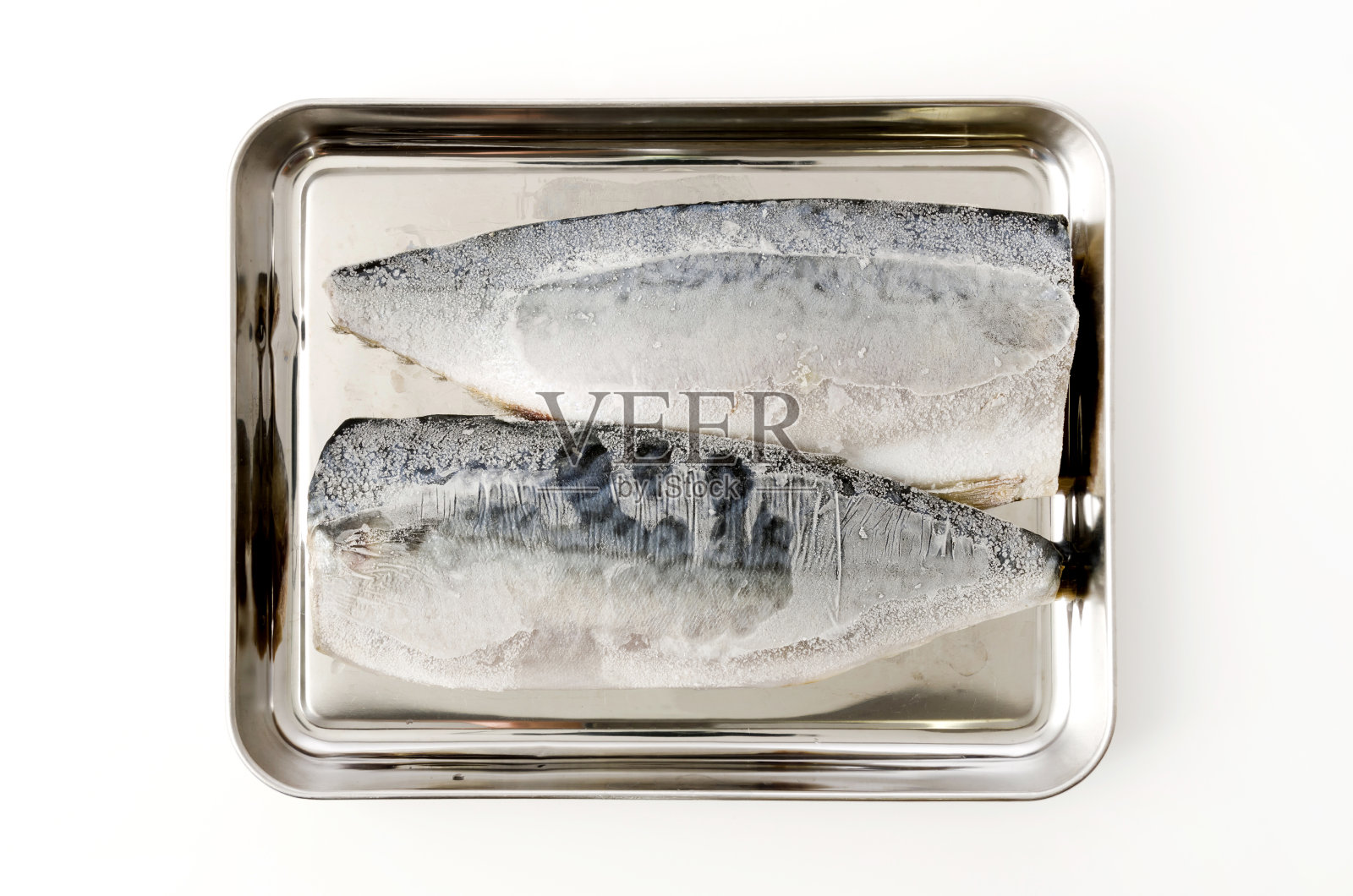 不锈钢托盘上的冷冻鲭鱼片照片摄影图片