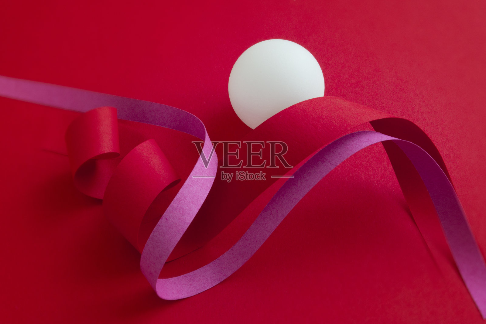 纸螺旋与白色球照片摄影图片