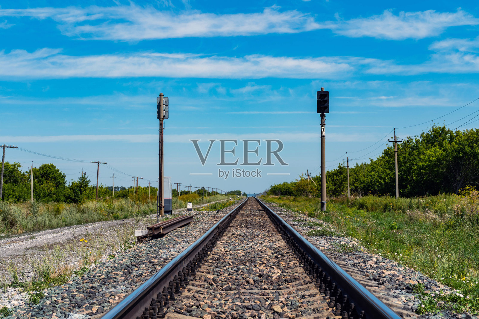 一条延伸至地平线的铁路照片摄影图片