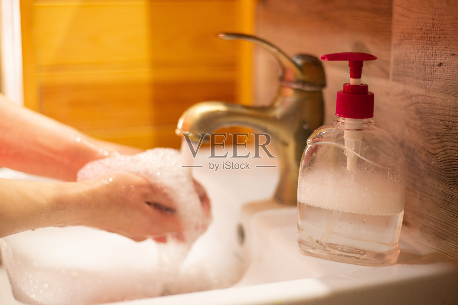 用肥皂洗手，保持清洁卫生照片摄影图片