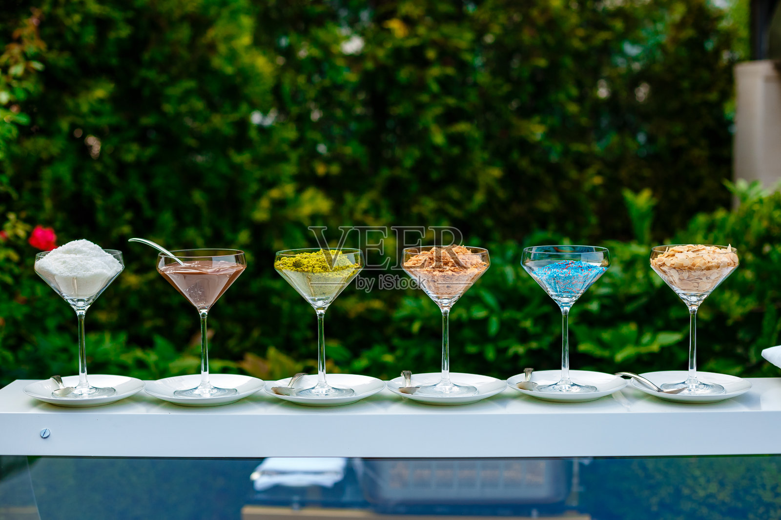 鸡尾酒杯配粉冰淇淋，假日餐饮照片摄影图片