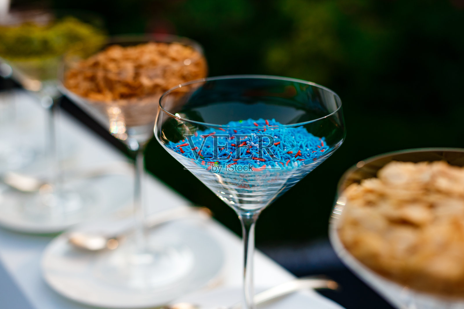 鸡尾酒杯配粉冰淇淋，假日餐饮照片摄影图片